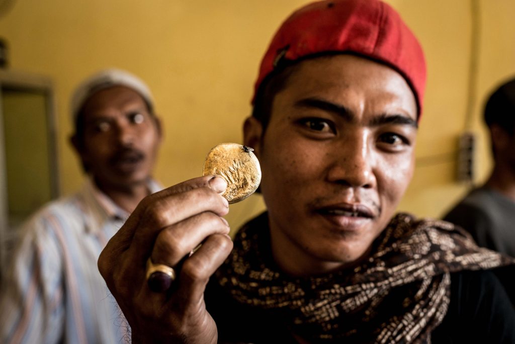 venditore-di-gioielli-villaggio-rurale-di-Lombok-centrale-mostra-una-grossa-pepita-oro